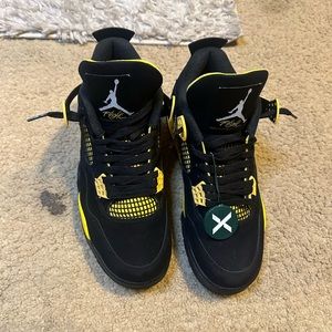 Jordan 4 thunder size 9.5